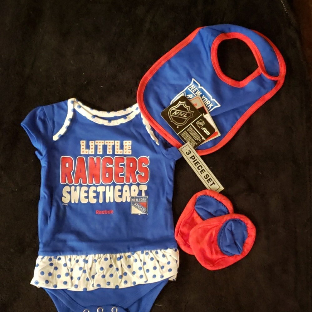 Baby New York Rangers onesie set